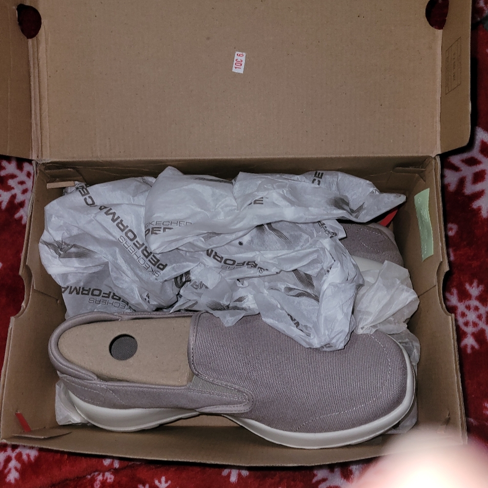 Womens Sneakers (NEW IN THE BOX)